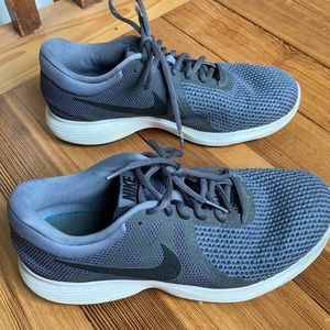 Men’s Nike Revolution 4 size 8.5 wide shoes